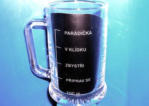 gravírovaný pohár s vtipným textom - dar pre hostinského, čašníka